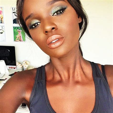 Model Nyadak Duckie Thot Sola Rey