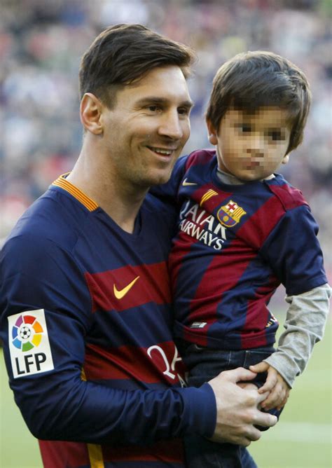 Photo Lionel Messi Et Son Fils Thiago à Barcelone Le 28 Novembre 2015
