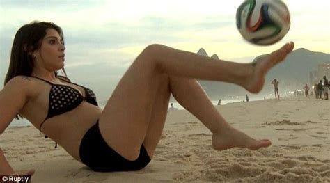 阿根廷美女模特挑战梅西：比颠球？你不行！ 世界杯 腾讯网