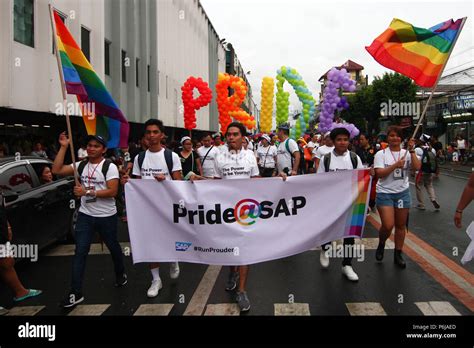 philippinen 30 juni 2018 pride teilnehmer tragen bunte kostüme in