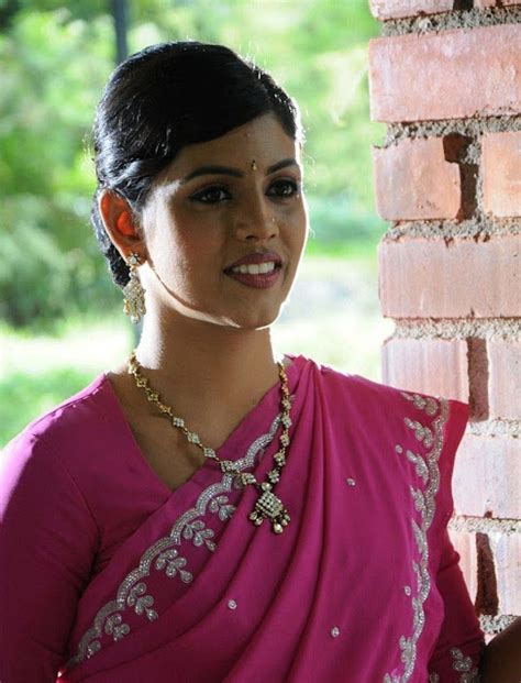 South Indian Actress Iniya Saree Pics In Rendavathu Padam Trionic 88