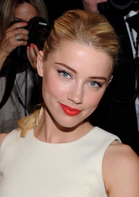 Amber Heard Presents The Exact Perfect Eye Shadow To Wear With Tomato
