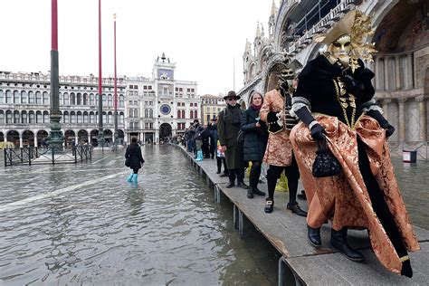 Venice Carnival 2015 Revellers Try To Keep Their Costumes