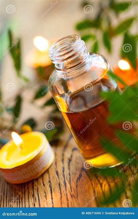 etherische olie kaarsen en bloemen stock foto image  gezond bruin