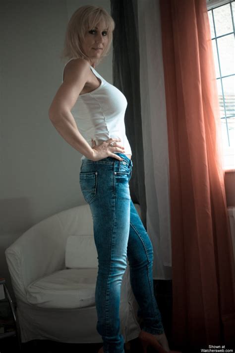 tight ass jeans selfie
