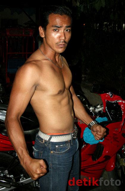 indonesia model dian sidik shirtless