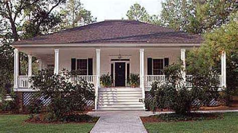 hip roof cottages images  pinterest small homes bungalows  craftsman bungalows