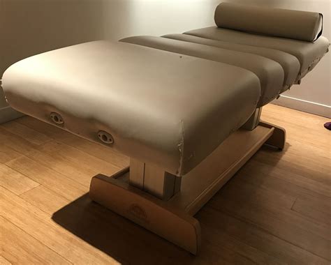 1 x oakworks clinician electric hydraulic massage table with footpedal