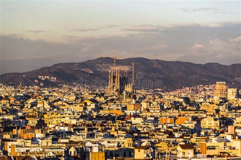 panorama van de stad van barcelona bij zonsondergang van de dag redactionele foto image