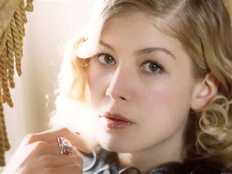 Rosamund Pike Full Hd Wallpaper And Background Image 1920x1440 Id