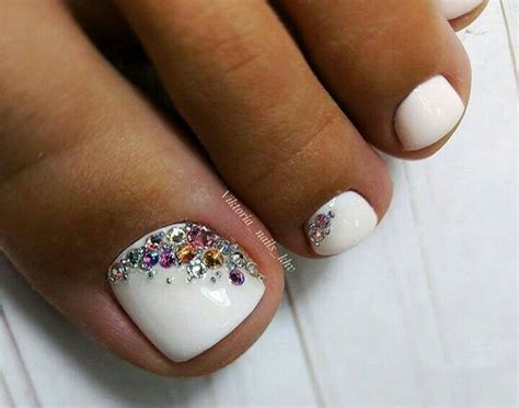 white rhinestone toenails Дизайнерские ногти Красивые ногти Педикюр