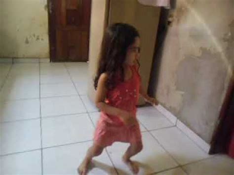 menina de  anos dancando despacito youtube