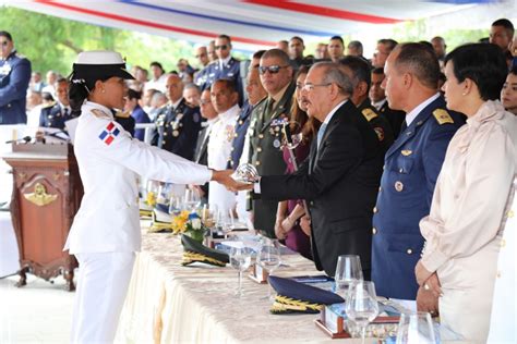 presidente medina encabeza graduación de 36 nuevos cadetes de la fuerza