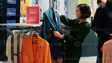 Hembra Cliente Mirando A Camisa Con Rojo Precio Etiqueta Durante Negro