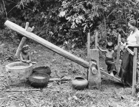 Indonesia Zaman Doeloe Mesin Penumbuk Padi Di Sekitar Tahun 1950