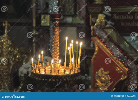 brandende kaarsen  de kerk stock afbeelding image  licht mirakel