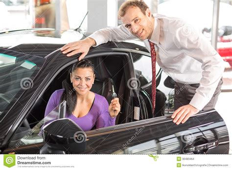 verkoper die een auto verkopen aan gelukkige klant stock foto image  persoon kopen