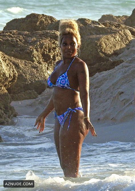 Mary J Blige Enjoyed A Sunny Afternoon On The Beach In