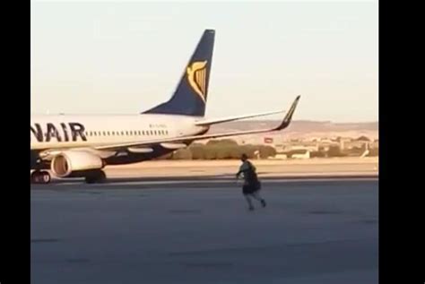 Watch Madrid Passenger Chases Down Ryanair Flight