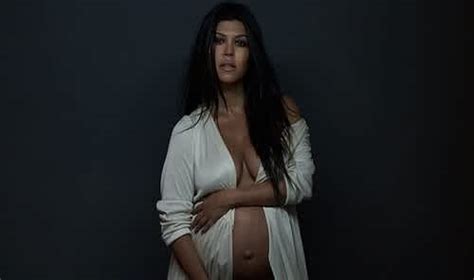 Kourtney Kardashian Poses Naked And 9 Months Pregnant