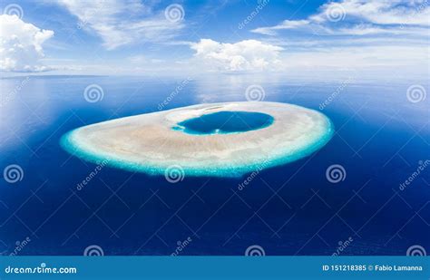 aerial idyllic atoll scenic travel destination maldives polinesia blue lagoon  turquoise