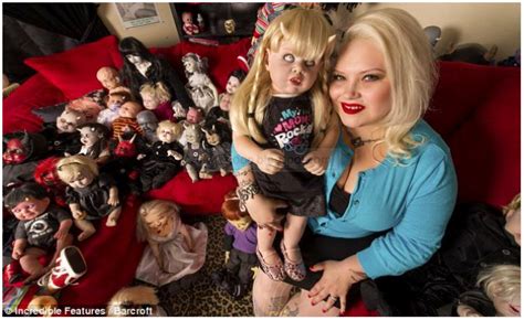pelik wanita ini mengumpul ratusan boneka setan