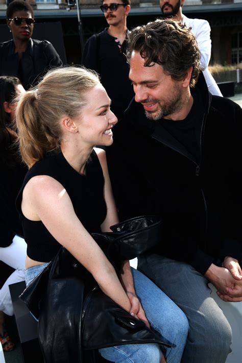 amanda seyfried gets engaged with a simple wedding band vogue