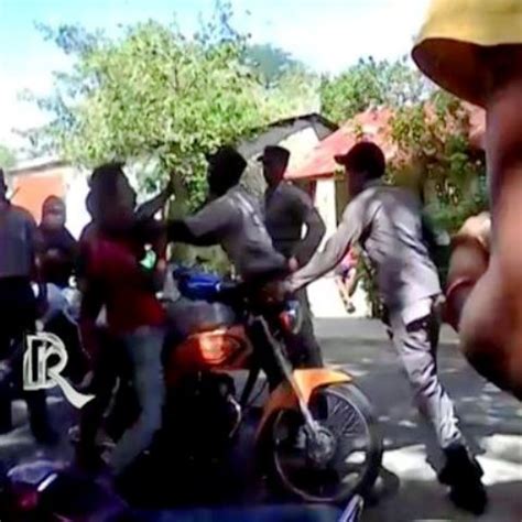 agentes policiales golpea joven motoconchista   una pasajera  llevaba en sosua sin ninguna