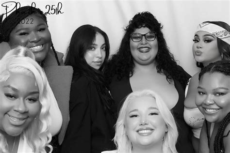 𝐩𝐡𝐚𝐢𝐭𝐡 ♥︎ on twitter callin all fat bitches to the photo booth 🗣