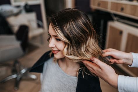 40 tagli e tonalità da copiare per questa stagione. Come fare le meches bionde sui capelli castani, scuri e chiari in casa