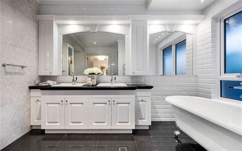 9 Elegant Hamptons Style Bathrooms – We Love These High End Bathroom