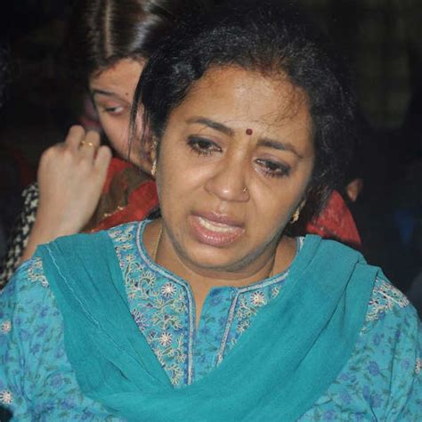 poornima bhagyaraj arrives to pay her last respect to actress manjula