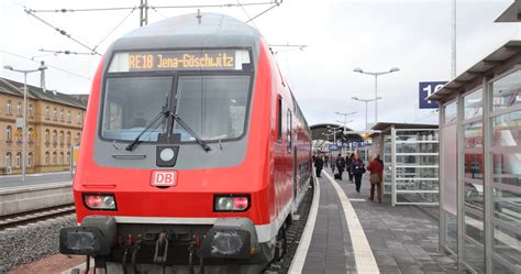 verkehr im nahverkehr db wirft bahnmitarbeiterin nach