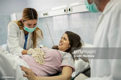 Woman Screaming Giving Birth Fotografías E Imágenes De Stock Getty Images