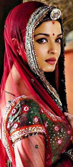 Shruti Hassan Looks Damn Hot In Half Saree Desi Actress Pinterest