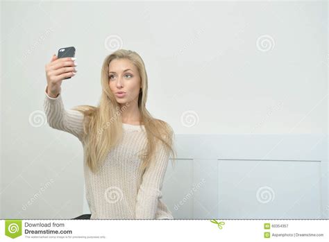 När Du Bedövar Den Unga Blonda Modellen Tar En Selfie Fotografering För