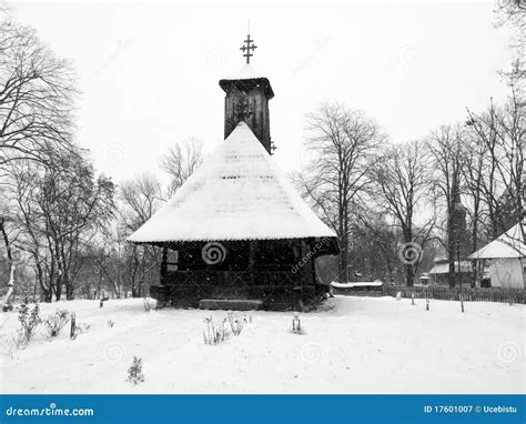 traditionele roemeense kerk redactionele fotografie image  winter sneeuw