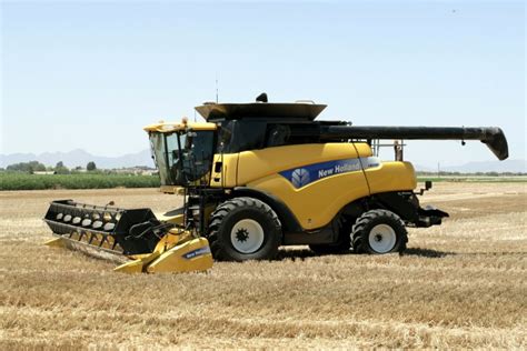 holland cr combine    higher capacity  improved grain