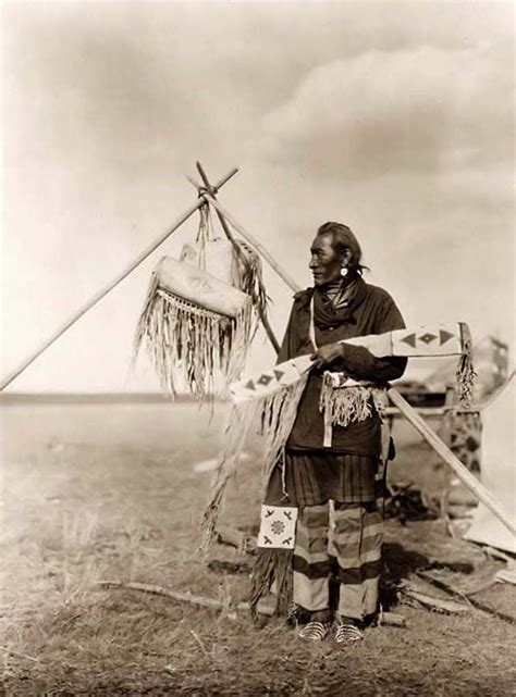 images  blackfoot indian  pinterest feathers guns  war bonnet