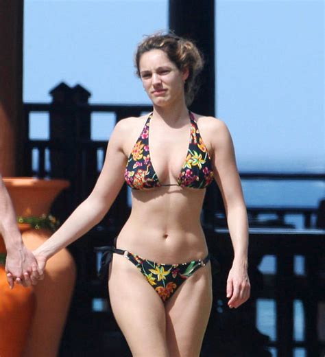 Celebrity Babe Kelly Brook Exposed Boobs On The Beach Porn Pictures