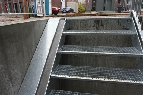 kellerabgang und treppe aus vierkantrohr