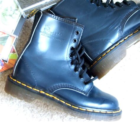 hold  eggyaggy vintage  martens boots  navy blue