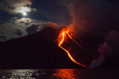 stromboli volcano erupts