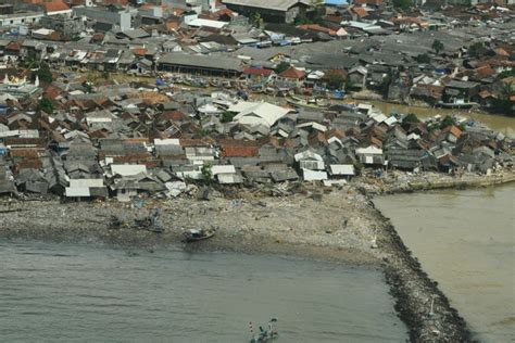 bmkg imbau masyarakat tak beraktivitas  pantai selat