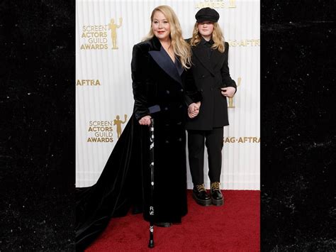 Christina Applegate Uses Fu Ms Cane At Sag Awards Possibly Last Ceremony