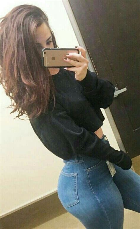 Девушка в джинсах перед зеркалом 84 фото