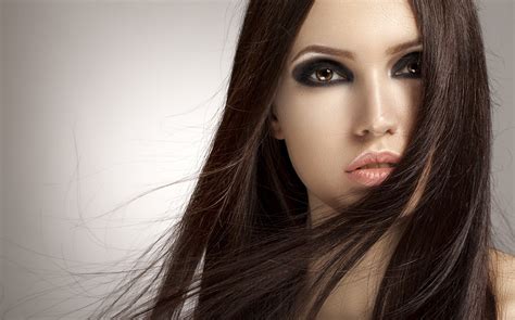 Tamponali con un asciugamano per assorbire l'acqua in eccesso. Capelli lisci, come farli senza piastra