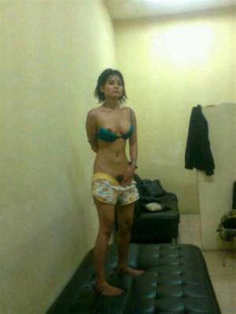 indonesian model novie amelia semi nude jailhouse photos