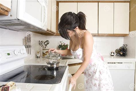 Hausfrau In Der Küche Stockbild Bild Von Küche Braun 10421957
