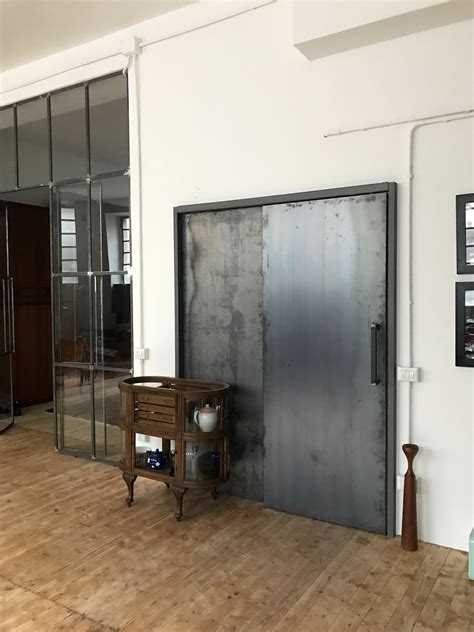 Porte scorrevoli esterno vano con binario minimale realizzato della stessa finitura delle ante. Porta scorrevole stile industriale - MARTINO1930 - Officine d'interni